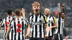 Pemain Newcastle United Anthony Gordon (tengah) merayakan golnya ke gawang Manchester United pada pertandingan sepak bola Liga Inggris di St. James' Park, Newcastle, Inggris, Sabtu (2/12/2023). (Owen Humphreys/PA via AP)