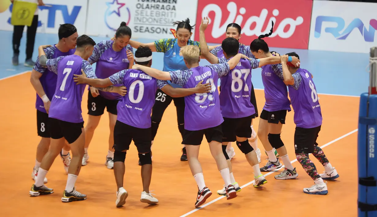 Selebrasi kemenangan tim Purple Shark pada pertandingan cabor bola voli Turnamen Olahraga Selebriti Indonesia (TOSI) yang berlangsung di Kelapa Dua Sport Center, Tangerang, Minggu (13/10/2024).