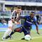 Francisco Conceicao berebut bola dengan Jean Daniel Akpa Akpro di laga Hellas Verona vs Juventus di pekan keempat Serie A 2025/2026 di Marcantonio Bentegodi, Sabtu (20/09/2025) malam WIB.&nbsp;(Paola Garbuioi/LaPresse via AP)