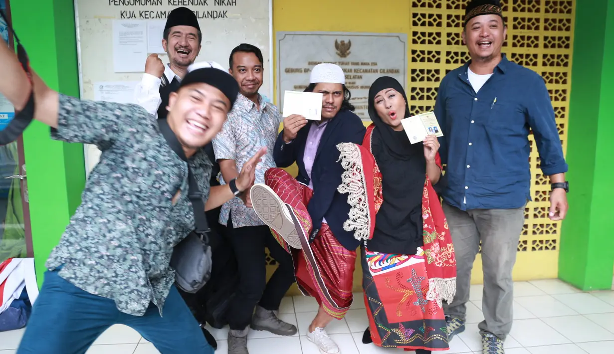 Ria Irawan melihat, sejak lamaran ditolak, Mayky Wongkar terlihat makin sayang dan perhatian. Keseriusan itu akhirnya meluluhkan hati Ria yang telah menjanda selama 17 tahun itu. (Adrian Putra/Bintang.com)