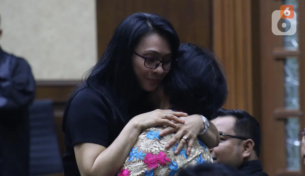 Terdakwa suap revitalisasi Pasar Lirung dan Pasar Beo Kabupaten Kep Talaud TA 2019, Sri Wahyumi Maria Manalip memeluk ibunya jelang sidang putusan di Pengadilan Tipikor Jakarta, Senin (9/12/2019). Wahyumi dihukum empat tahun enam bulan penjara, denda Rp 200 juta. (Liputan6.com/Helmi Fithriansyah)
