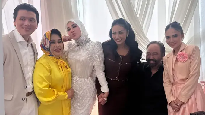 Gaya Publik Figur Hadir di Ulang Tahun Syahrini ke-45