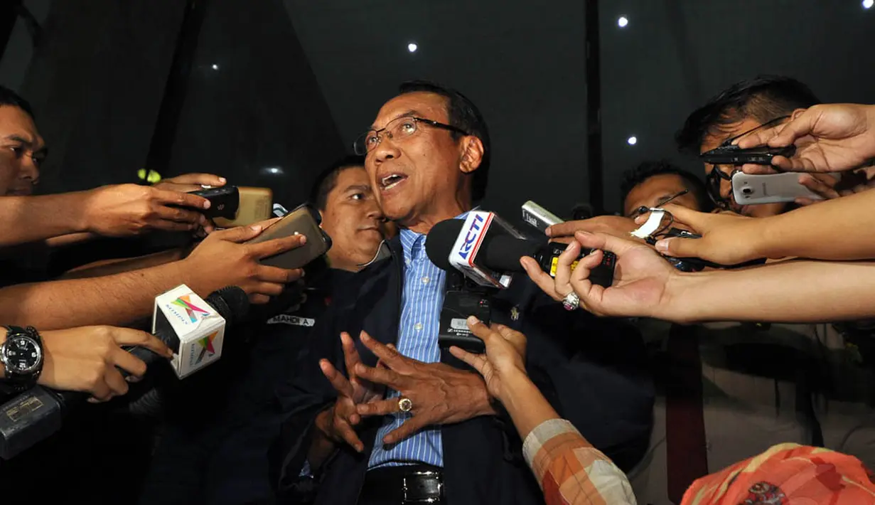 Eks Menteri ESDM, Jero Wacik enggan menanggapi pertanyaan wartawan yang menunggunya di Gedung KPK, Jakarta, Kamis (22/11/2014). (Liputan6.com/Miftahul Hayat)