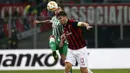 Bek AC Milan, Alessio Romagnoli, duel udara dengan pemain Real Betis, Sergio Leon, pada laga Liga Europa di Stadion San Siro, Kamis (25/10/2018). AC Milan takluk 1-2 dari Real Betis. (AP/Antonio Calanni)