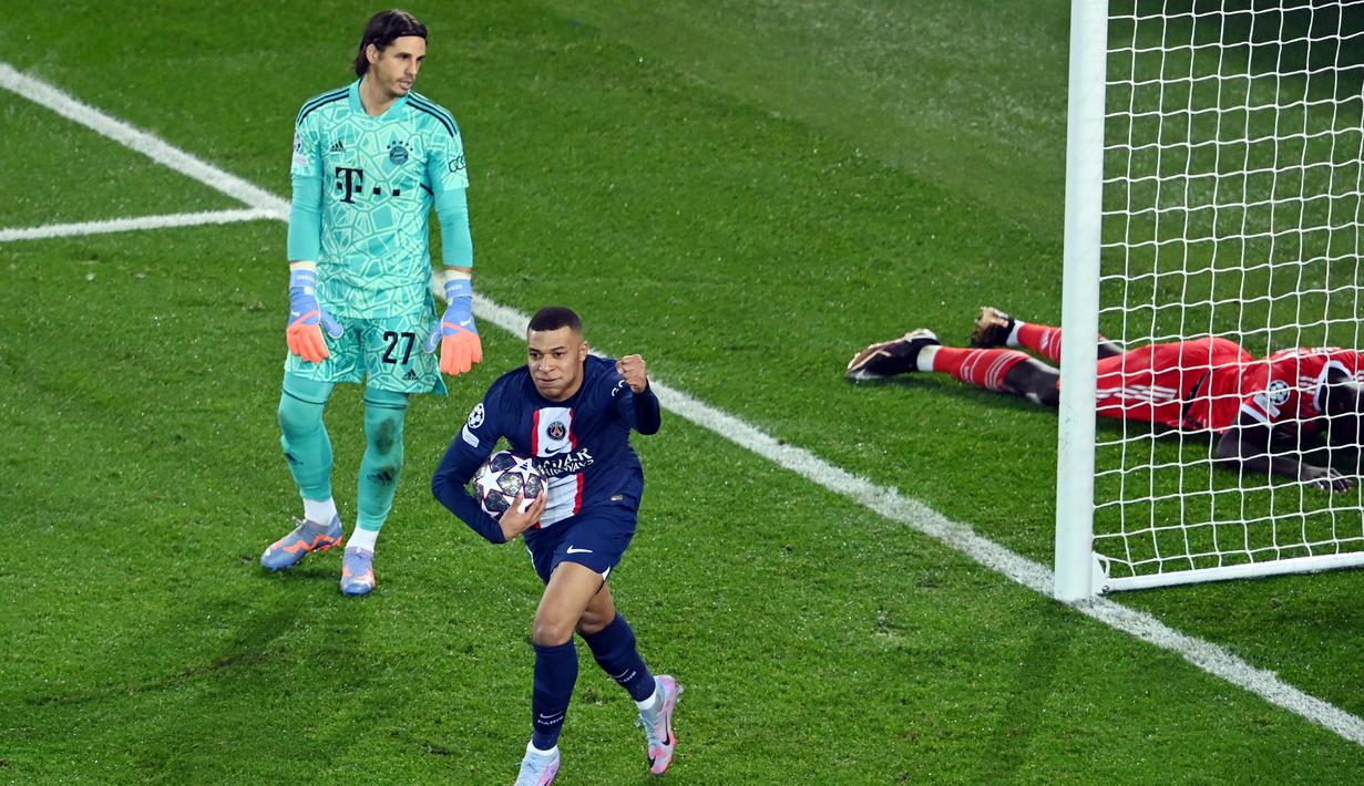 Pemain Paris Saint-Germain (PSG), Kylian Mbappe, melakukan selebrasi setelah mencetak gol ke gawang Bayern Munchen pada leg pertama babak 16 besar Liga Champions 2022-2023, Rabu (15/2/2023). PSG tumbang dengan skor 0-1 melalui gol yang dicetak oleh Kingsley Coman. (AFP/Alain Jocard)