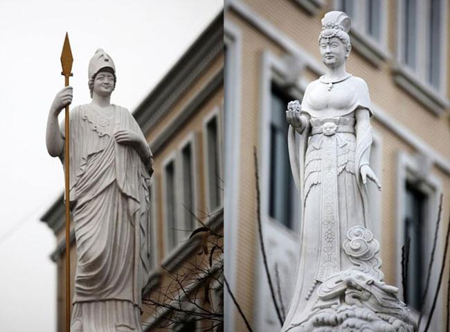 Patung Athena dan Nuwa yang dipasang di Sekolah | Photo: Copyright shanghaiist.com