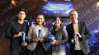 Kiri - Kanan: Rendy Juliansyah (Pemain Timnas), Essie Prita Cinta (Senior Brand Manager Clear Indonesia), Ratu Tisha Destria (Sekjen PSSI), Dave Shaw (Senior RnD Manager Unilever Indonesia).
