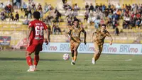Gelandang Dewa United, Ricky Kambuaya tampil apik saat bertandang ke markas Semen Padang (25/1/2024). (Dok. Dewa United)