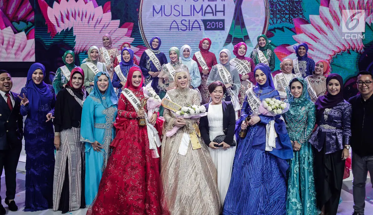 Para finalis Puteri Muslimah Asia 2018 berfoto bersama setelah malam puncak penobatan di Studio 6 Emtek, Jakarta, Senin (7/5). Uyaina Arshad dari Malaysia terpilih menjadi Puteri Muslimah Asia 2018 menyisihkan 18 peserta. (Liputan6.com/Faizal Fanani)