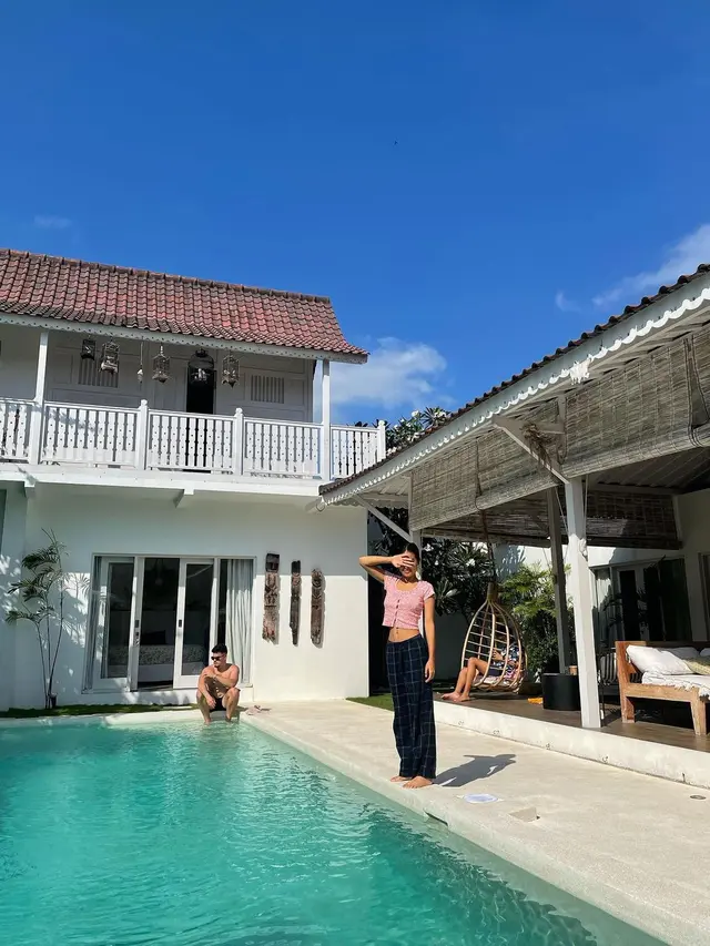 Momen Eva Celia Liburan di Bali, Tampil Menawan Pakai Kebaya. (Sumber: Instagram/evacelia)
