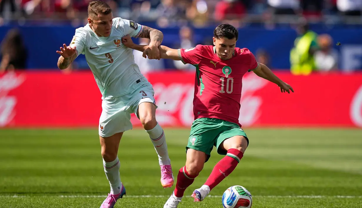 Pemain Prancis Lucas Digne berebut bola dengan pemain Maroko Brahim Diaz selama pertandingan perempat final Piala Dunia antara Prancis dan Maroko di Foxborough, Massachusetts, dekat Boston, Kamis, 9 Juli 2026. (AP Photo/Matt Slocum)