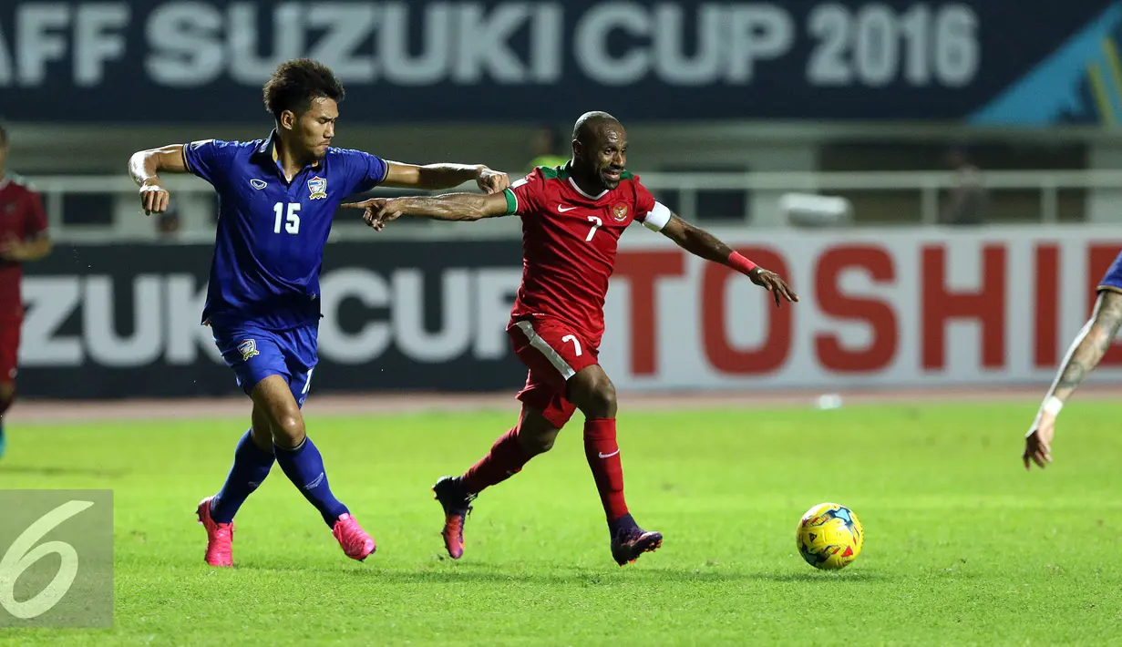 Penyerang Timnas Indonesia, Boaz Salossa (kanan) mencoba melewati kawalan pemain Thailand saat final pertama Piala AFF 2016 di Stadion Pakansari, Bogor, Rabu (14/12). Indonesia unggul 2-1 atas Thailand. (Liputan6.com/Helmi Fithriansyah)