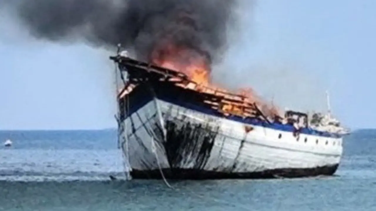 Pinisi Terbakar