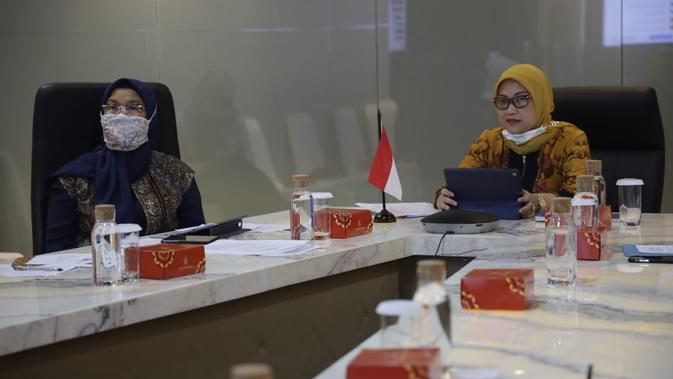Menaker Ida Fauziyah saat memimpin teleconference sidang pleno Lembaga Kerja Sama (LKS) Tripartit Nasional di Jakarta, pada Rabu (8/4/2020).