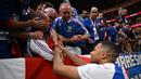 Mbappe kemudian memastikan korban baik-baik saja. Sang penggemar lantas terkejut setelah menyadari bahwa bintang Timnas Prancis itu turut memeriksanya. Mbappe pun kemudian berlari kembali ke lapangan. (AFP/Kirill Kudryavtsev)