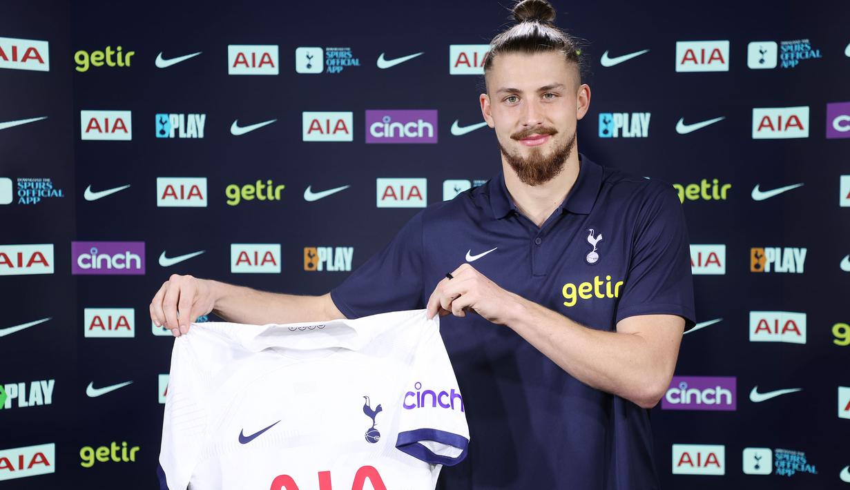 Transfer Radu Dragusin menjadi yang termahal pada pekan kedua bursa transfer pemain musim dingin 2023/2024. Bek tengah Rumania berusia 21 tahun ini didatangkan Tottenham Hotspur dari Genoa pada 11 Januari 2024 dengan mahar senilai 25 juta euro atau setara Rp426 miliar dengan durasi kontrak selama enam setengah tahun hingga 30 Juni 2030. Kehadiran Radu Dragusin diharapkan mampu menambal lubang yang ditinggalkan Eric Dier yang memilih hengkang ke Bayern Munchen. (tottenhamhotspur.com)