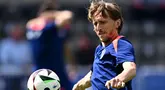 Gelandang Kroasia #10 Luka Modric menghadiri sesi latihan MD-1 menjelang matchday terakhir Grup B Euro 2024,  di base camp tim di Neuruppin, Minggu (23/6/2024). (GABRIEL BOUYS / AFP)