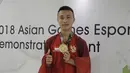 Ridel Yesaya Sumarandak melakukan selebrasi usai menjuarai E-Sports dari nomor Clash Royale di BritAma Arena, Jakarta, Senin, (27/8/2018). Ridel mencatat rekor sebagai peraih medali emas termuda di Asian Games 2018. (Bola.com/Vascal Sapta Hadi)