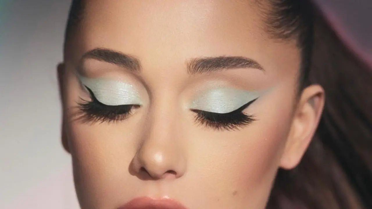 Winged Eyeliner ala Ariana Grande