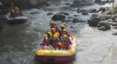 Murid TPQ Kelopak Kalisari Jakarta bertualang arung jeram khusus anak di kawasan Bendungan Katulampa, Bogor, selasa (20/11). Rafting di aliran Sungai Ciliwung ini diadakan Hiking Bocah melibatkan partisipasi masyarakat lokal. (Merdeka.com/Arie Basuki)