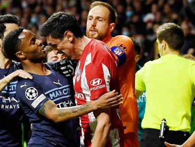 Keributan antar pemain pecah pada laga Atletico Madrid vs Manchester City saat leg kedua babak perempat final Liga Champions 2021/2022 di Stadion Wanda Metropolitano, Madrid, Spanyol, Kamis (14/4/2022). (AFP/Oscar Del Pozo)