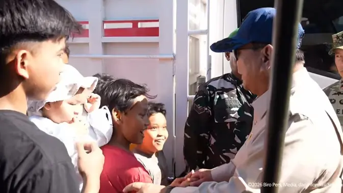 Momen Hangat Prabowo Bercanda dengan Anak-Anak di Pengungsian Gempa NTT