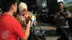 Panitera PN Jakarta Utara Rina Pertiwi berusaha menghindari awak media seusai menjalani pemeriksaan penyidik KPK, Jakarta, Selasa (2/8). Rina diperiksa sebagai saksi kasus dugaan suap yang melibatkan pedangdut Saipul Jamil. (Liputan6.com/Helmi Afandi)