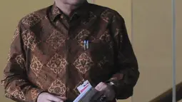 Menteri Dalam Negeri Tjahjo Kumolo seusai menjalani pemeriksaan di Gedung KPK, Jakarta, Jumat (25/1). Tjahjo Kumolo dimintai keterangan untuk melengkapi berkas penyidikan Bupati nonaktif Bekasi Neneng Hasanah Yasin (NHY). (Liputan6.com/Herman Zakharia)