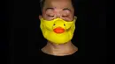 Edmond Kok, aktor dan desainer kostum teater Hong Kong, mengenakan masker wajah yang terbuat dari bebek karet di Hong Kong pada 6 Agustus 2020. Sepanjang pandemi, Edmond telah membuat lebih dari 170 masker yang terinspirasi oleh pandemi dan masalah politik Hong Kong. (AP Photo/Vincent Yu)