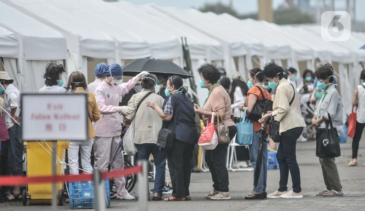 Warga melakukan pemeriksaan kesehatan gratis oleh tim medis kesehatan dari Kapal RS Peace Ark milik Tentara Pembebasan Rakyat China (PLA) di kawasan JICT 2 Tanjung Priok, Jakarta Utara, Selasa (15/11/2022). Layanan pengobatan gratis ini berlangsung hingga 18 November 2022 dan mampu melayani 500 warga tiap harinya. (merdeka.com/Iqbal S. Nugroho)