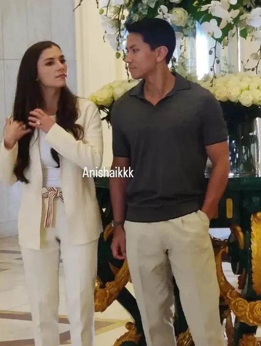 Tampil bersama sang suami, Anisha Rosnah menawan dalam formal look. Ia memadukan inner putih polos dengan setelan blazer dan celana panjang beige yang serasi. [Foto: Instagram/anishaikkk]