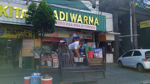 Sebagian toko di sekitar Gedung Badan Pengawas Pemilu (Bawaslu) sudah beroperasi pada Jumat (24/5/2019).
