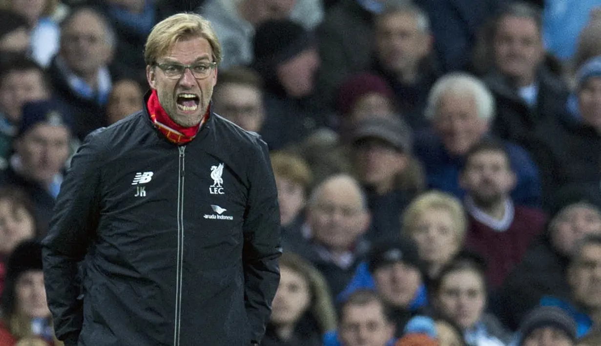 Pelatih Liverpool, Jurgen Klopp meneriaki anak asuhnya saat laga Liga Inggris melawan Manchester City di Stadion Etihad, Inggris, Sabtu (21/11/2015). (AFP Photo/Oli Scarff)