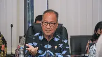 Menteri Perindustrian (Menperin) Agus Gumiwang Kartasasmita didampingi Wakil Menteri Perindustrian Faisol Riza memberikan keterangan kepada media terkait komitmen dengan Apple di Kantor Kementerian Perindustrian, 26 Februari 2025. (Dok Kemenperin)