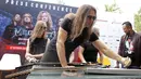 Gitaris Megadeth, Kiko Loureiro menandatangani gitar saat jumpa pers di Yogyakarta, Jumat (26/10). Kedatangan mereka dipromotori oleh Rajawali Indonesia Communication yang dipimpin oleh Anas Syahrul Alimi. (Liputan6.com/Bambang E.Ros)