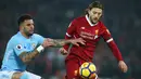 Pemain Liverpool, Adam Lallana berebut bola dengan pemain Manchester City, Kyle Walker pada pekan ke-23 Premier League 2017-2018 di Anfield Stadium, Minggu (14/1). Liverpool memberikan kekalahan pertama bagi Manchester City 4-3. (AP/Dave Thompson)