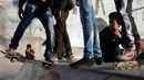 Anggota Gaza Skate Team mempraktekkan keterampilan skateboard dan sepatu roda di sebuah pelabuhan di Kota Gaza pada 8 Maret 2019. Salah satu misi kelompok yang beranggotakan 20 remaja itu adalah mengubah energi yang digunakan untuk perang menjadi berolahraga. (REUTERS/Mohammed Salem)