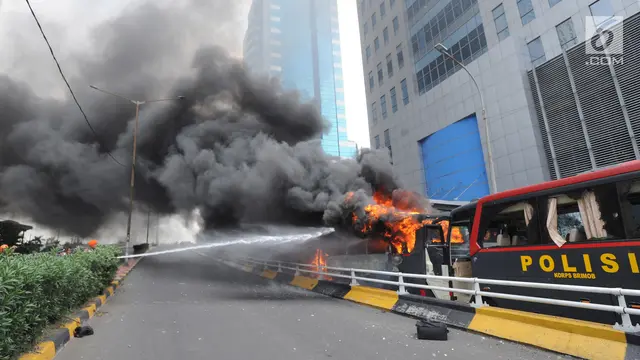 Bus Polisi Terbakar di Dekat Fly Over Slipi
