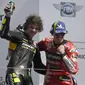 Pembalap Ducati Lenovo, Pecco Bagnaia (kanan) bersama Marco Bezzecchi merayakan podium di MotoGP Portugal (AFP)