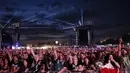 Penonton menyaksikan penampilan band heavy metal asal Inggris Judas Priest pada Wacken Open Air (WOA) di Wacken, Jerman, 4 Agustus 2022. WOA dianggap sebagai festival heavy metal terbesar di dunia. (Frank Molter/dpa via AP)