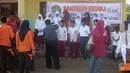 Citizen6, Aceh: OSIS dan para Guru di SMA Negeri 4 Kejuruan Muda Aceh Tamiang beserta donatur, melakukan aksi penggalangan dana untuk korban banjir bandang di SD Ujong Peunalom, Tangse, Pidie.(Pengirim: Ari Gunawan)