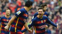 Striker Barcelona, Lionel Messi, merayakan gol ke gawang Espanyol pada laga La Liga di Camp Nou, Barcelona, Minggu (8/5/2016). (AFP/Lluis Gene)