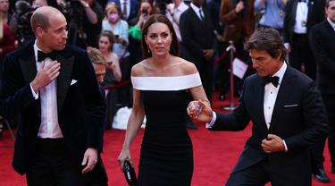 Di Samping Pangeran William, Kate Middleton Pegang Tangan Tom Cruise Saat Naik Tangga
