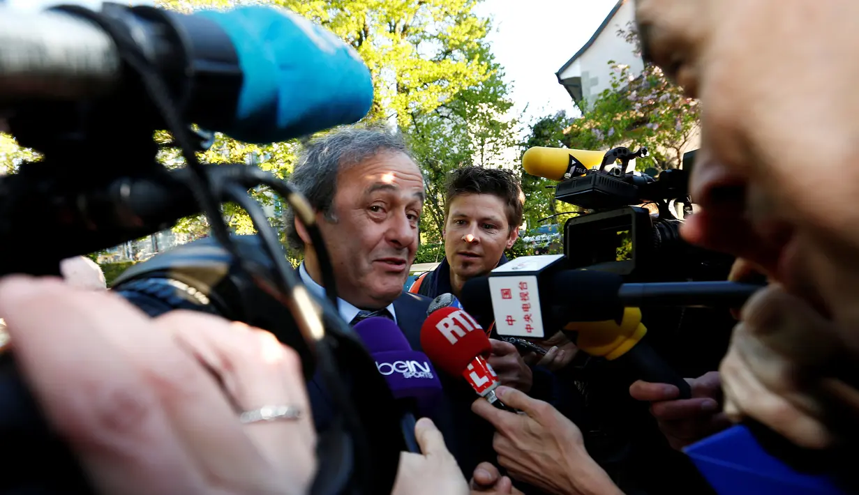 Michel Platini memberikan ketarangan kepada wartawan saat tiba di Pengadilan Arbitrase Olahraga Internasional (CAS) di Lausanne, Swiss (29/4). Platini mengajukan banding atas skorsing enam tahun yang dijatuhkan FIFA kepadanya. (REUTERS/Denis Balibouse)