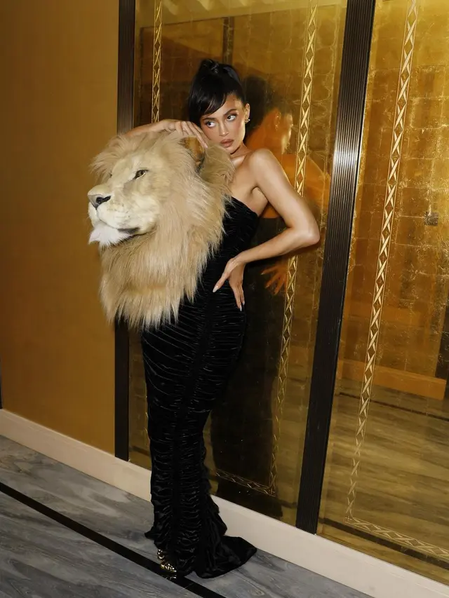 Potret Kylie Jenner saat menggunakan gaun berkepala singa pada Gelaran busana Schiaparelli