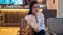 Tampil dalam balutan busana lebih formal, Anya Geraldine terlihat memadukan blouse putihnya dengan sebuah sweater cokelat. Detail busana pada bagian kerah serta tangan ini pun menambah anggun penampilannya. (Liputan6.com/IG/@anyageraldine)