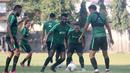 Pemain Timnas Indonesia, Yanto Basna, mengejar bola saat latihan di Lapangan Gelora Trisakti, Bali, Minggu (13/10). Latihan ini merupakan persiapan jelang laga Kualifikasi Piala Dunia 2022 melawan Vietnam. (Bola.com/Aditya Wany)