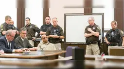 Suasana sidang vonis Nikko Jenkins di Pengadilan Distrik Douglas County di Omaha, Neb, Selasa (30/5). Sebenarnya hakim mempunyai pilihan vonis penjara seumur hidup tetapi hakim lebih memilih hukuman mati untuk Nikko. (AP/Pool) 