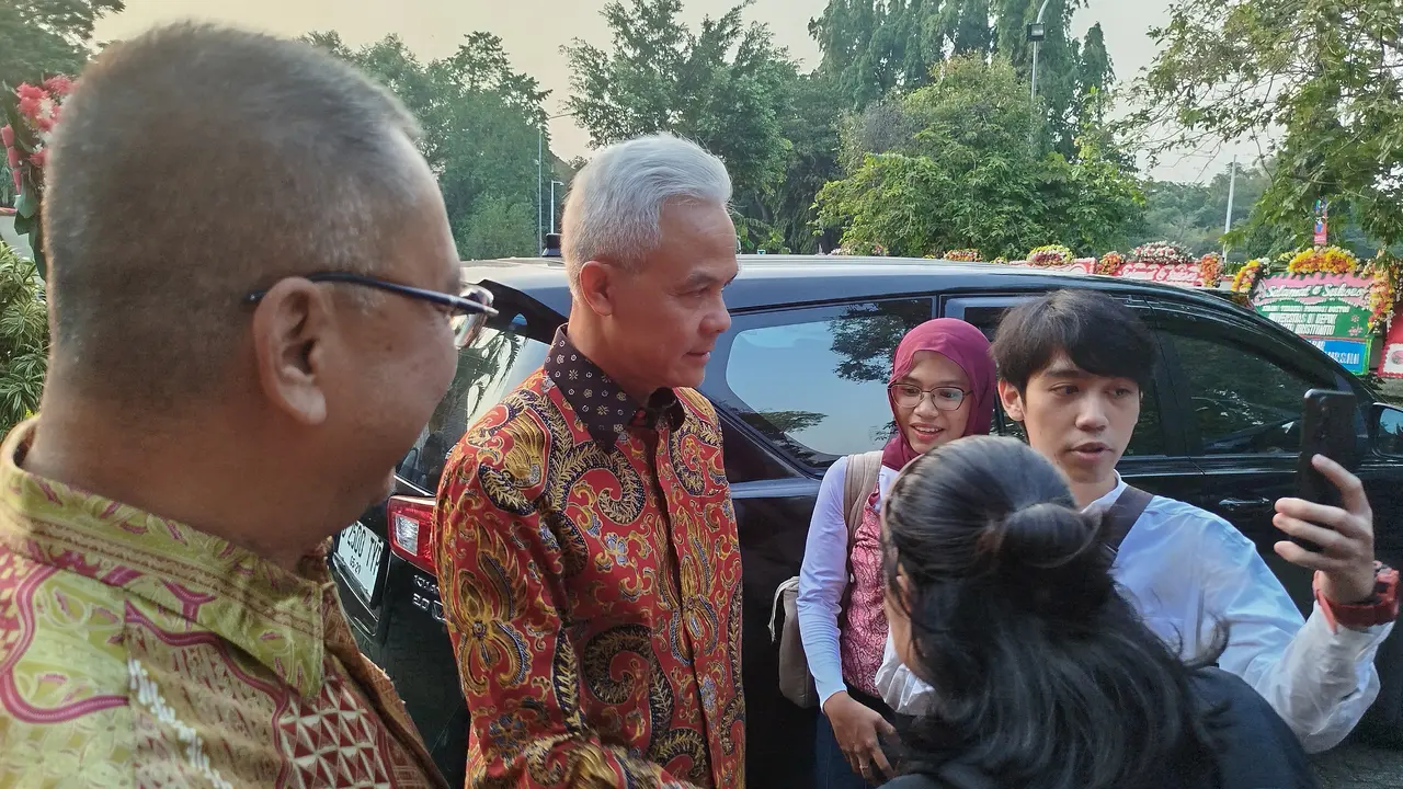 Mantan Calon Presiden nomor urut 3, Ganjar Pranowo usai menghadiri seminar doktoral Sekjen PDIP Hasto Kristiyanto di Universitas Indonesia.