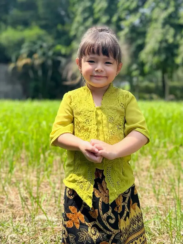 Potret Chloe Emmanuelle menggunakan kebaya (Sumber: Instagram/chloeemmanuellevanwattimena)